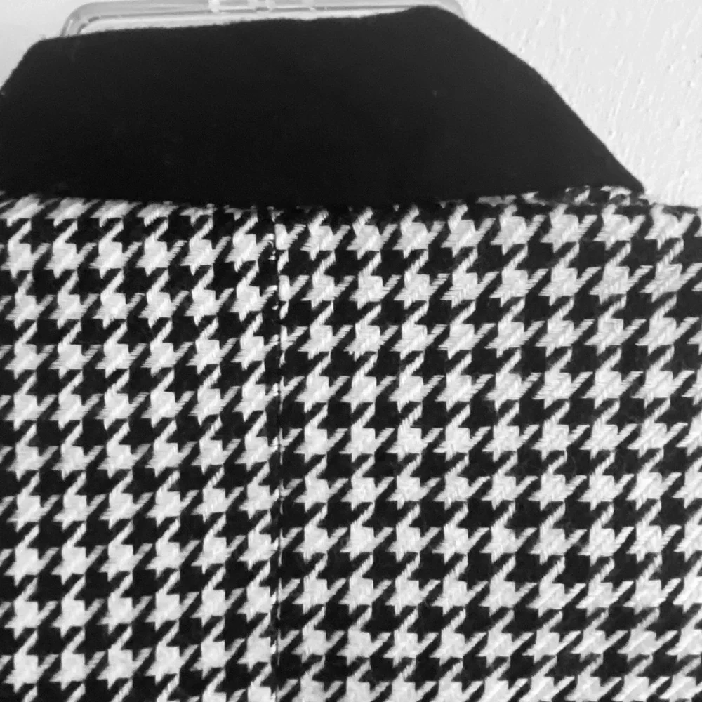 Ann Taylor 2PC Black/White Suit. Sz 2 - Picture 9 of 11